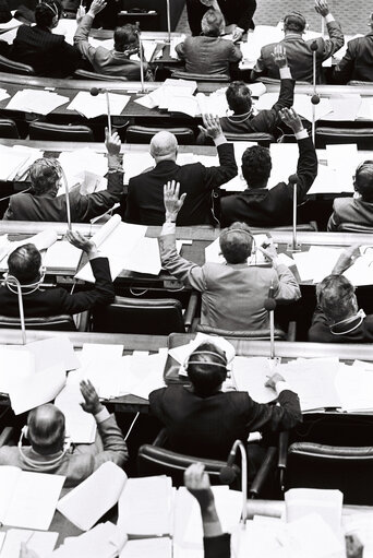 Fotografija 19: MEPs voting during a session in Luxembourg in October 1977.