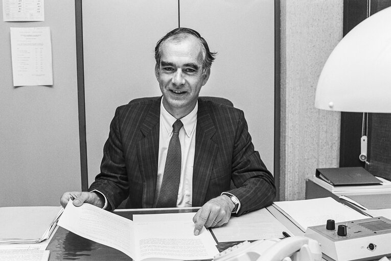 Fotografi 2: Portrait of MEP Francois du VIVIER at the European Parliament