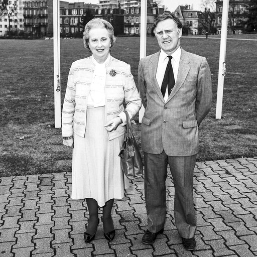 Zdjęcie 36: Portrait of Mep Hugh R. McMAHON in front of the EP in Strasbourg with a guest