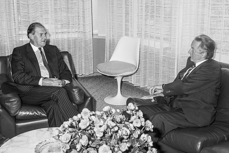 Foto 6: Lord Henry PLUMB - EP President receives a guest at the European Parliament