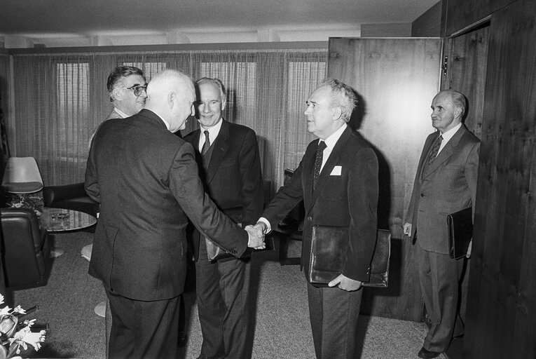 Foto 4: Pierre PFLIMLIN - EP President meets with a delegation at the European Parliament in Strasbourg