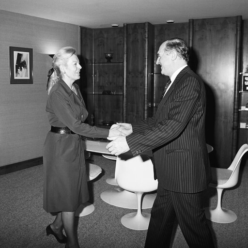 Fotografija 3: EP President receives guests in Strasbourg in December 1988