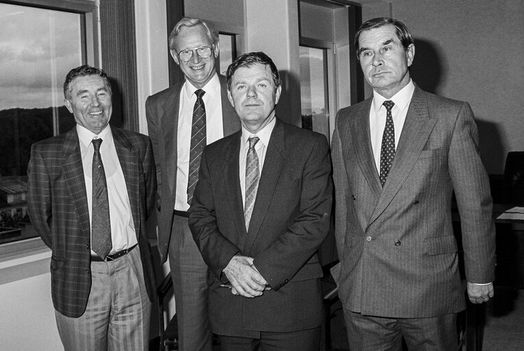 Fotografi 2: Meps Mark CLINTON, John Joseph McCARTIN and Tom O DONNEL with guests at the European Parliament