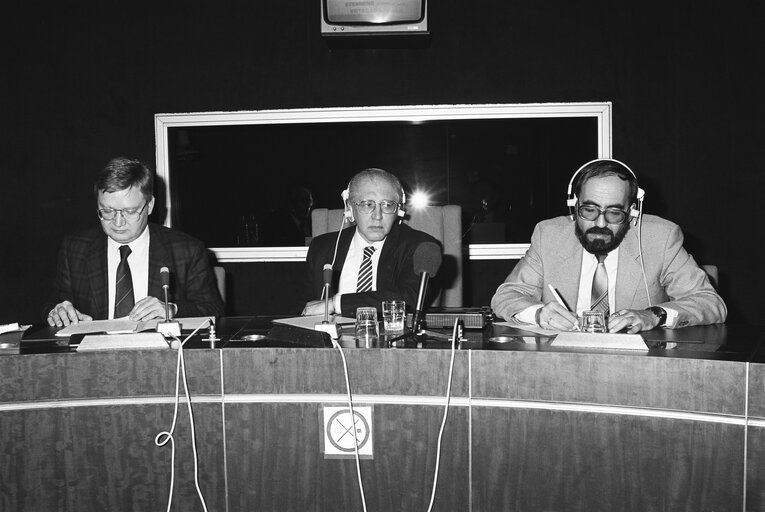 Visit of the leader of the social democratic party of El Salvador in December 1988 - Press conference