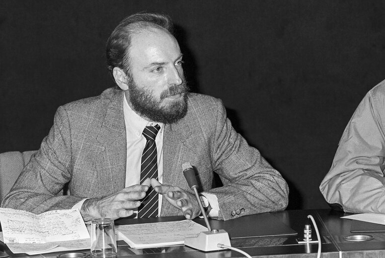 Foto 5: Meeting at the European Parliament in Strasbourg in November 1986.