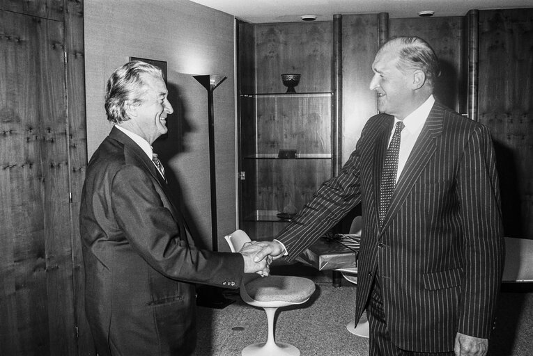 Foto 4: Lord Henry PLUMB - EP President receives a guest at the European Parliament