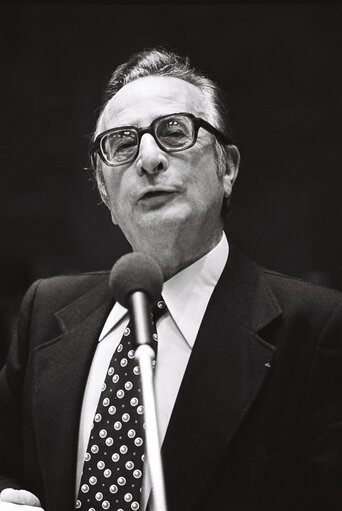 Foto 14: The delegue Pierre LAGORCE during a session in October 1977.