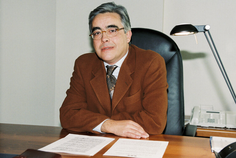 Fotografie 6: Portrait of MEP Luis MARINHO in his office in Brussels