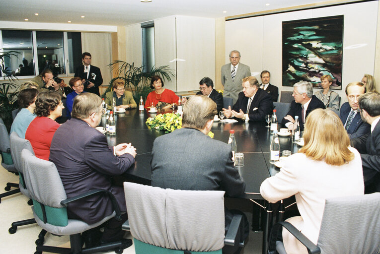 Foto 1: The President of Finland makes an official visit to the EP in Brussels - Meeting with Finnish MEPs