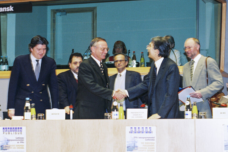 Fotografija 20: Committee on Institutional Affairs - Public hearing - 1996 Intergovernmental Conference - The European Parliament : A Sounding Board for Europe's Citizens