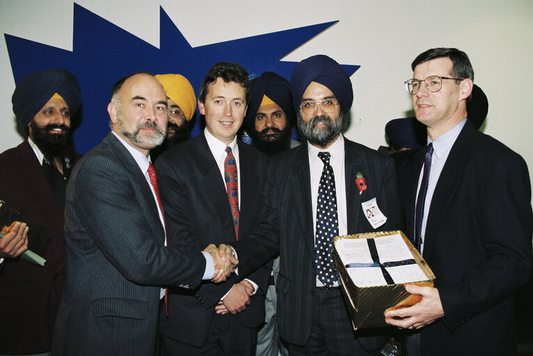 Fotografie 2: Presentation of a petition to British MEPs by a delegation from India