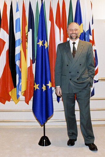 Fotografie 1: Civil servant in front of flags