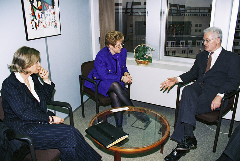 Fotagrafa 6: The Commissioner in charge of Regional Policy meets with French socialist leader Lionel JOSPIN in February 1996