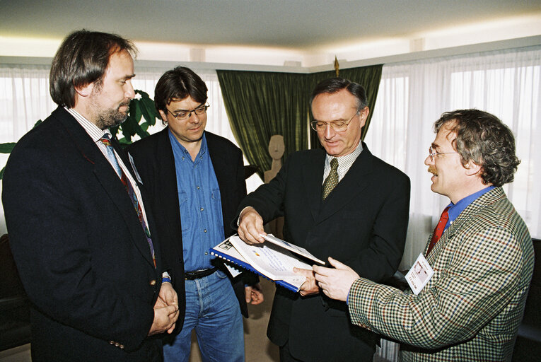 Klaus HANSCH EP President receives a book about Auschwitz