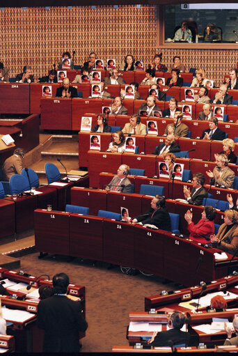 Fotografie 23: The 1995 Sakharov Prize is awarded to Leyla Zana represented by her husband Mehdi Zana