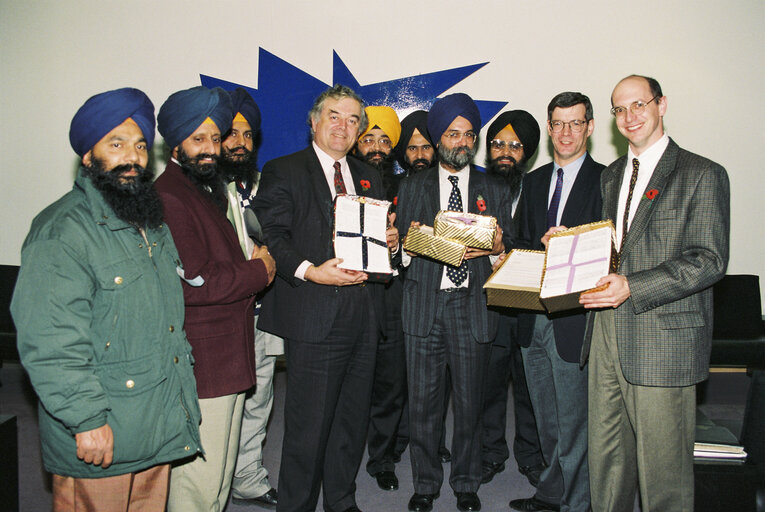 Fotografie 3: Presentation of a petition to British MEPs by a delegation from India