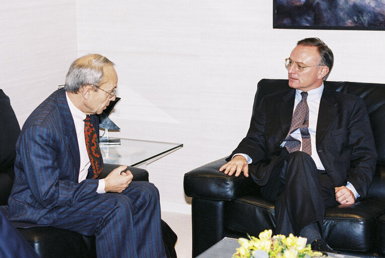 Foto 22: EP President receives guests in Brussels in February 1996