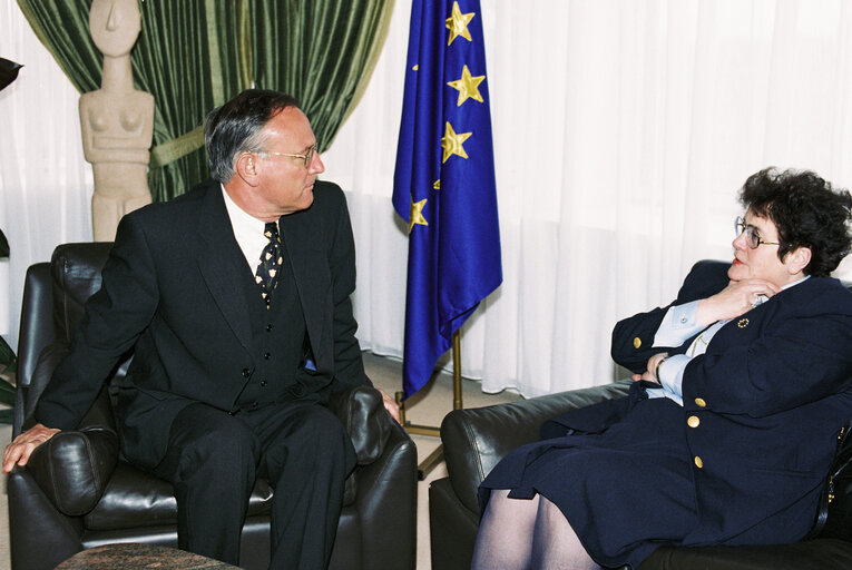 Valokuva 2: EP President meets with the President of the Parliamentary Assembly of the Council of Europe (PACE) in February 1996