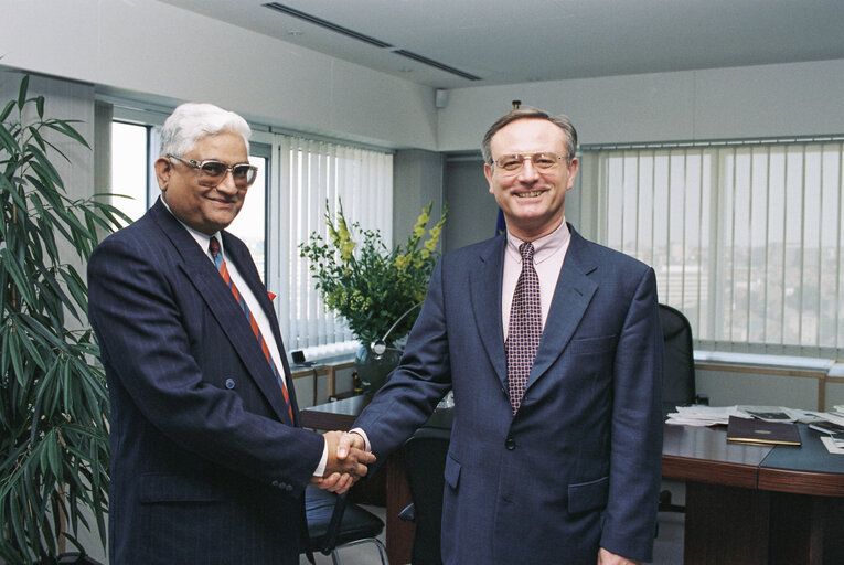 Fotografija 3: EP President meets with a visitor in Brussels