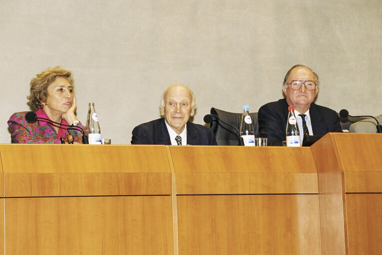 Valokuva 16: Meeting with Violonist Yehudi MENUHIN at the European Parliament  in Brussels