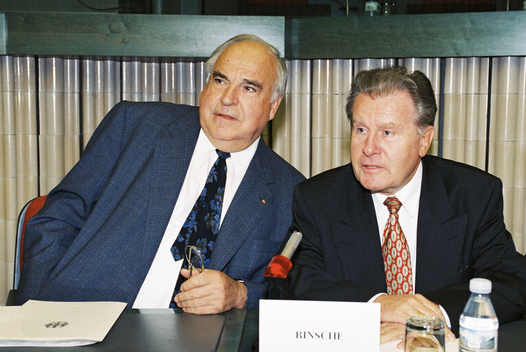 Fotogrāfija 14: Meeting with Helmut KOHL, German Chancellor at the European Parliament in Strasbourg