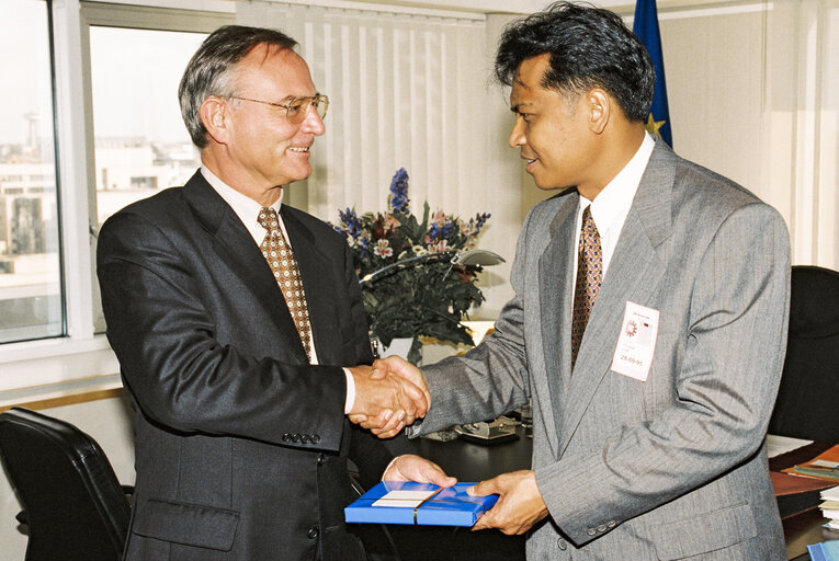 Valokuva 2: Klaus HANSCH EP President meets with Thai Delegation at the European Parliament  in Brussels