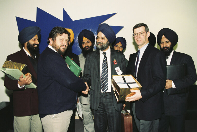 Fotografie 4: Presentation of a petition to British MEPs by a delegation from India