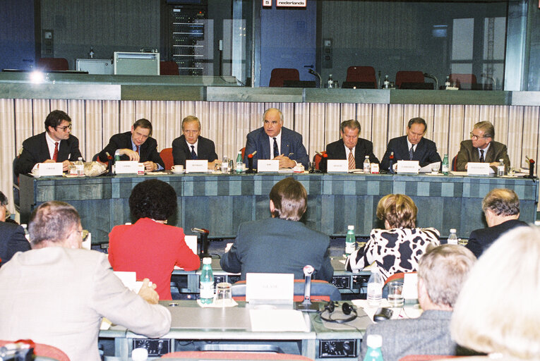 Fotografi 13: Meeting with Helmut KOHL, German Chancellor at the European Parliament in Strasbourg