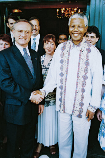 Foto 26: Reproduction - Official visit of EP President to the Republic of South Africa - Meeting with President Nelson MANDELA