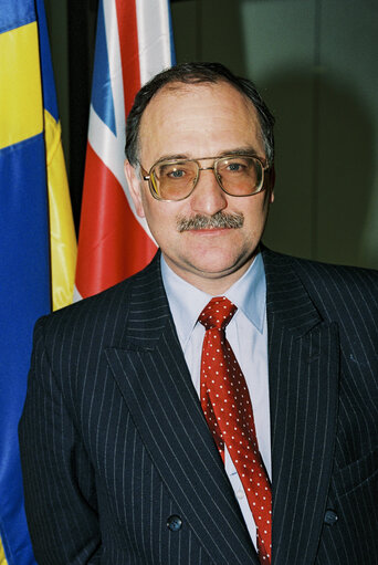 Foto 5: Portrait of MEP David John Alfred HALLAM in Brussels