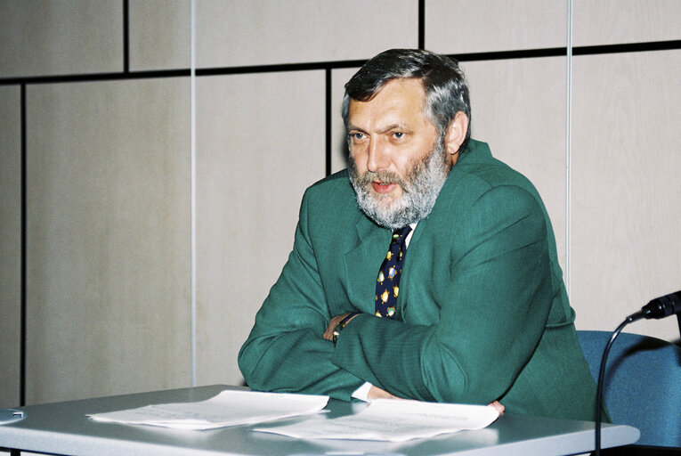Foto 2: The Comissioner in charge of Agriculture with visitors in Strasbourg