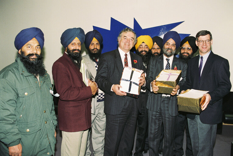 Fotografie 5: Presentation of a petition to British MEPs by a delegation from India