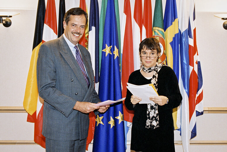 Fotografie 5: Civil servants in front of flags