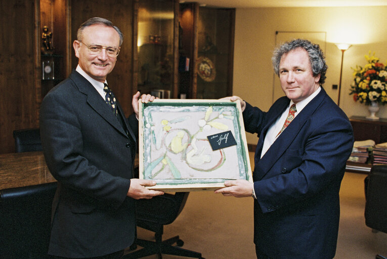 Foto 18: EP President receives a painting from the hands of a guest in February 1996