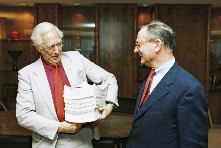 Foto 2: MEP Peter Duncan CRAMPTON hands over a petition to EP President