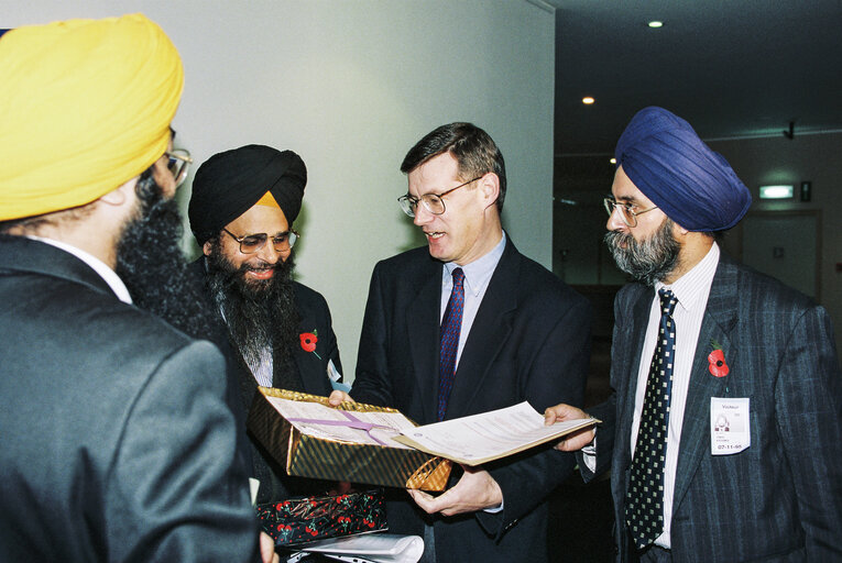 Fotografie 6: Presentation of a petition to British MEPs by a delegation from India