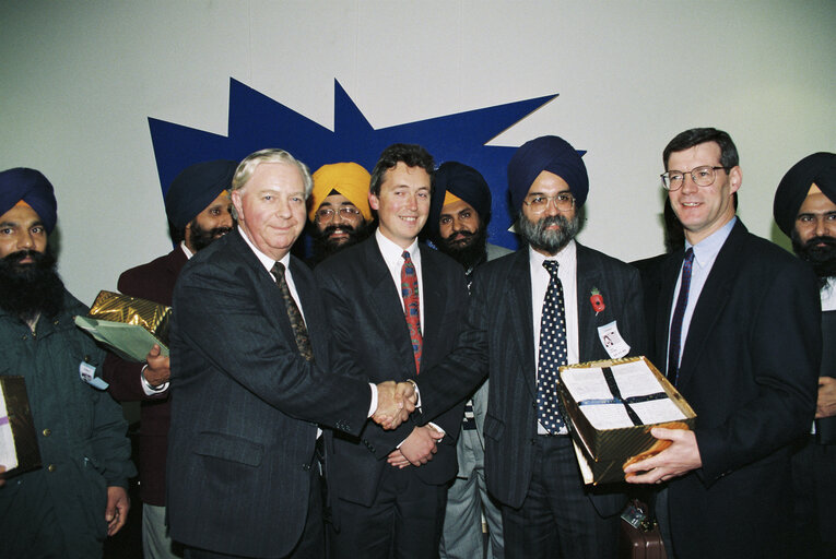 Fotografie 7: Presentation of a petition to British MEPs by a delegation from India