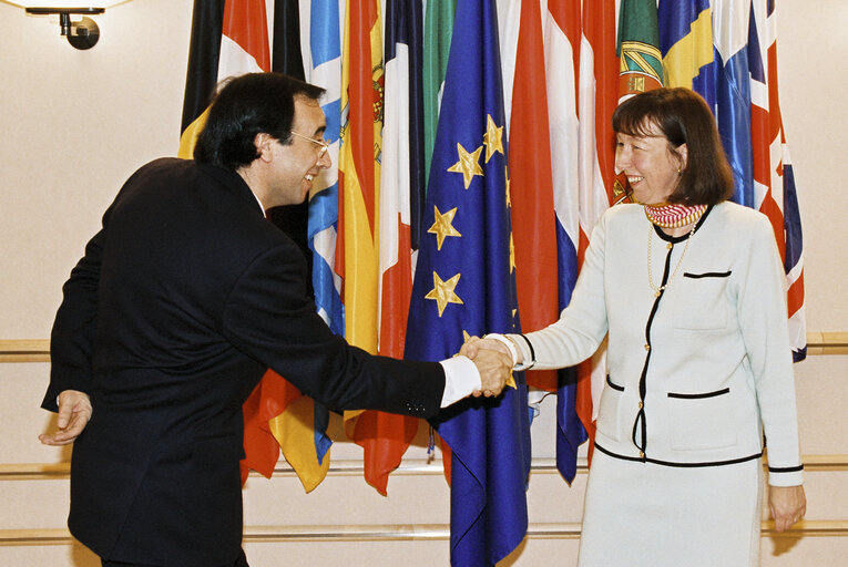 Fotografie 6: Civil servants in front of flags