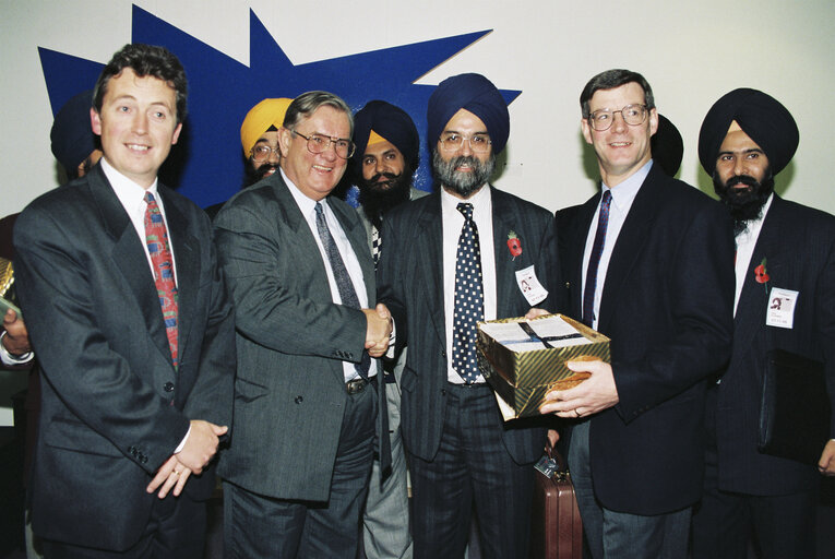 Fotografie 8: Presentation of a petition to British MEPs by a delegation from India