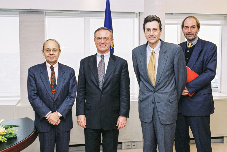 Foto 21: EP President receives guests in Brussels in February 1996