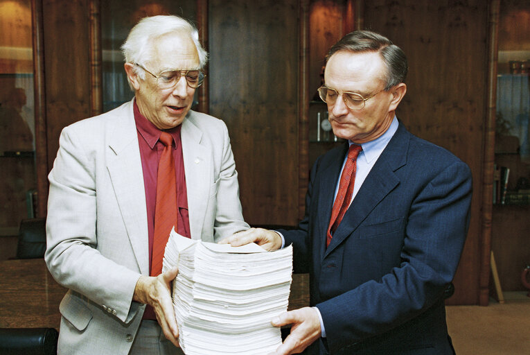 Zdjęcie 3: MEP Peter Duncan CRAMPTON hands over a petition to EP President