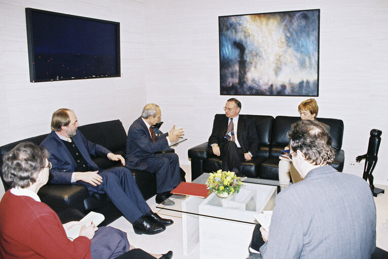 Foto 19: EP President receives guests in Brussels in February 1996