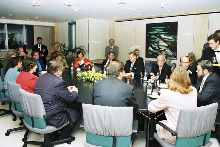 Foto 5: The President of Finland makes an official visit to the EP in Brussels - Meeting with Finnish MEPs