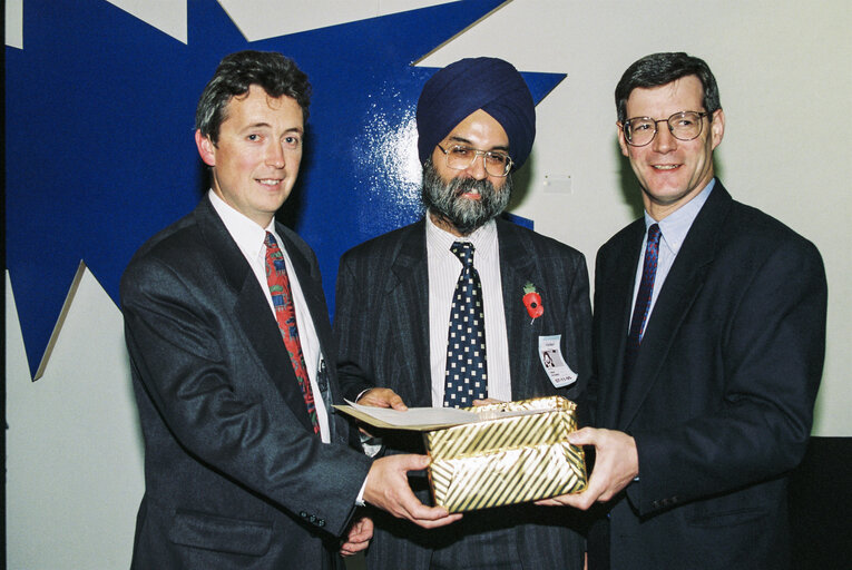 Fotografie 9: Presentation of a petition to British MEPs by a delegation from India