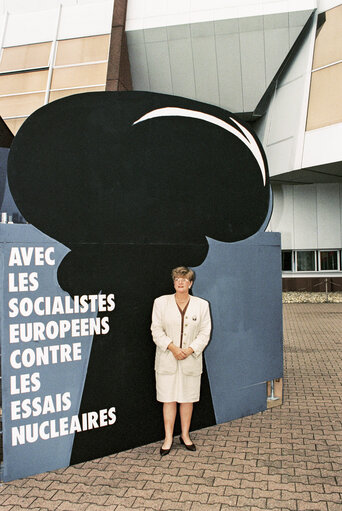 Fotografie 2: MEPs Demonstration against Nuclear Tests