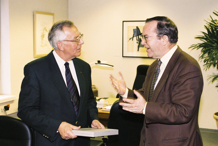 Снимка 3: Mep Wilfried MARTENS meets with Gerfrid GAIGG