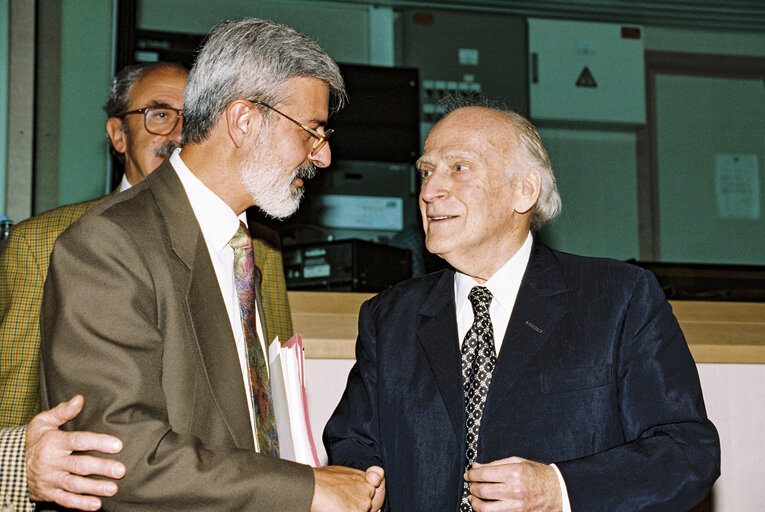 Valokuva 10: Meeting with Violonist Yehudi MENUHIN at the European Parliament  in Brussels