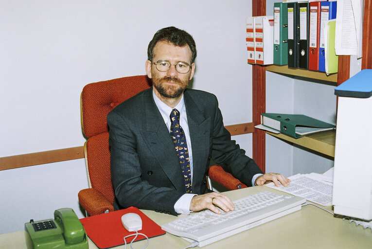 Foto 4: Portrait of MEP Tony CUNNINGHAM in Brussels