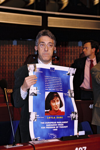 Fotografie 19: The 1995 Sakharov Prize is awarded to Leyla Zana represented by her husband Mehdi Zana