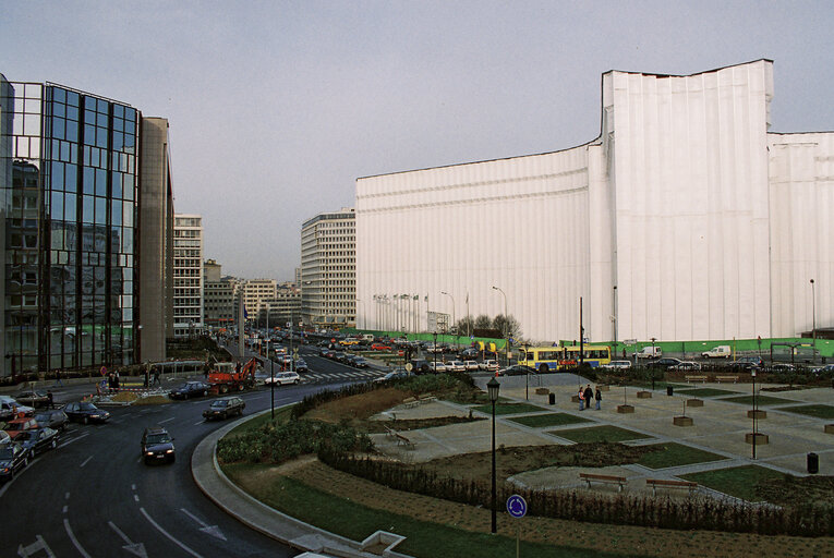 Photo 4: Renovation site of the Berlaymont building in Brussels with a protection for the removing of asbestos in February 1996